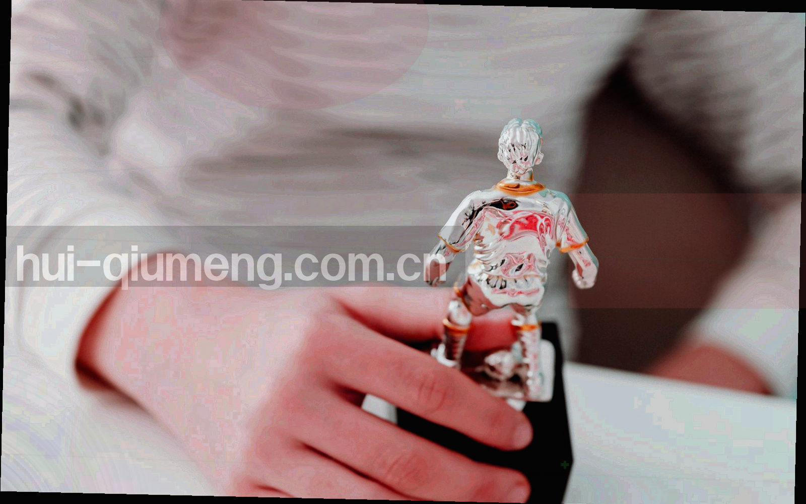 草皮俯拍画面叠加半透明数据标签，示意跑动热区与站位分布